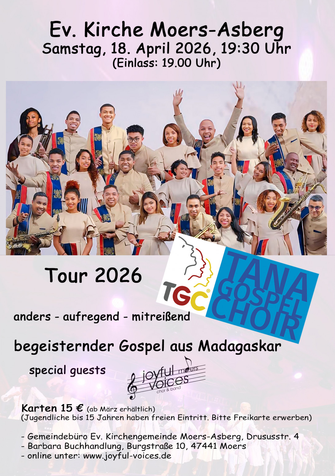 Die Chor-Mitglieder in ihren Trachten und fröhlich posierend. Einige mit Blasinstrumenten.