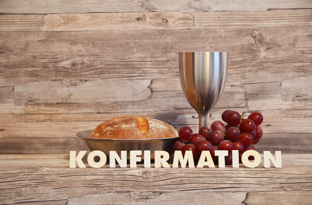 Brot, Kelch und Trauben, darunter der Text "Konfirmation".