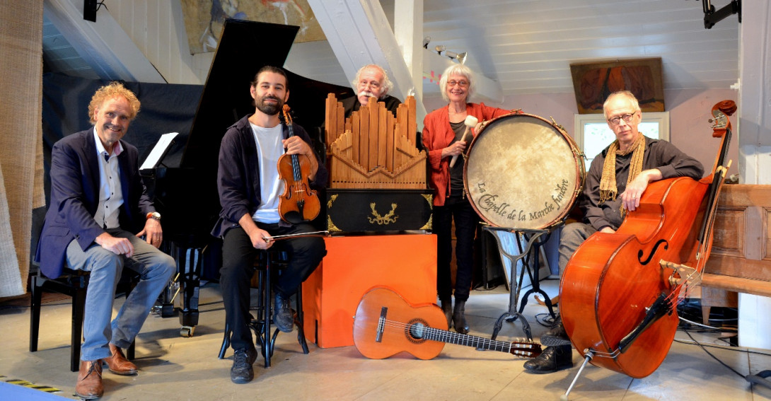Die 5 Bandmitglieder von La Chapelle de la Marche funèbre mit ihren Instrumenten