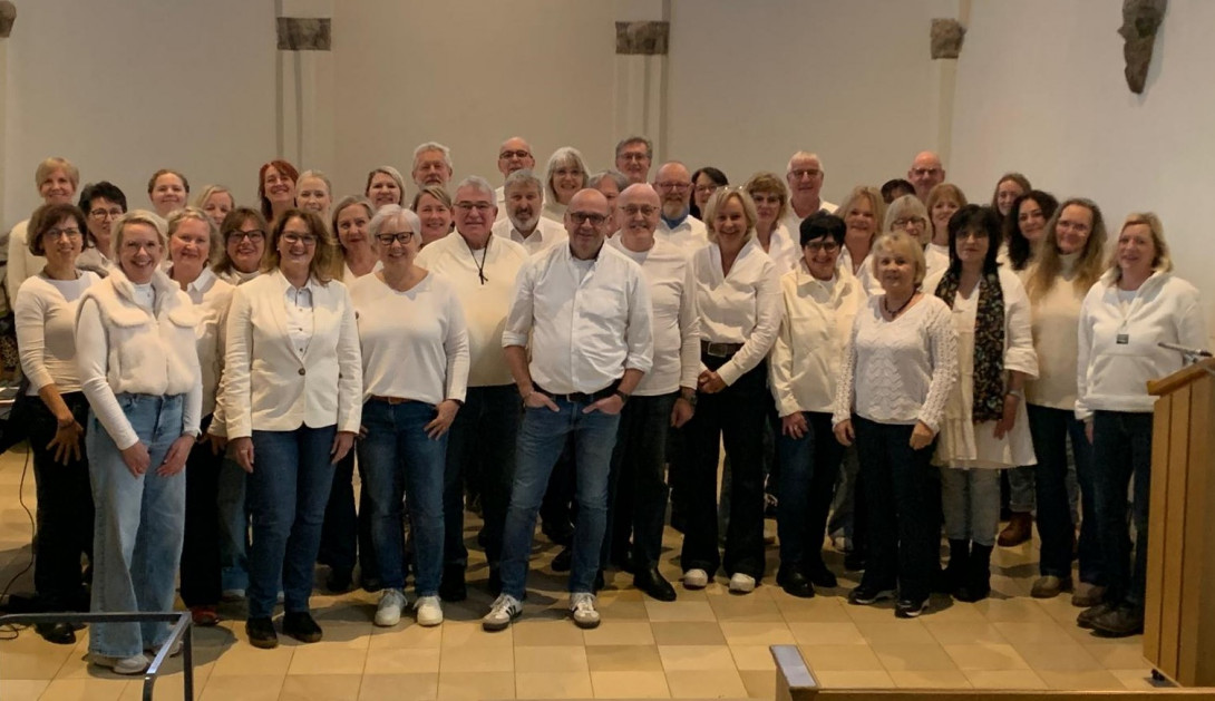 Gruppenfoto vom Heartchor in Jeans und weißem Oberteil.