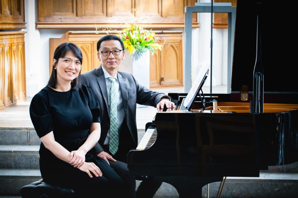 Hanyoung Yoo und Eun-Sup Jang am Klavier sitzend.