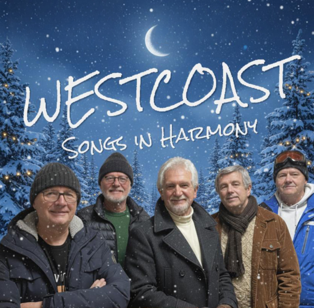 Die Band in Winterkleidung vor schneebedeckten Tannen, darüber der Text: WESTCOAST - Songs in Harmony