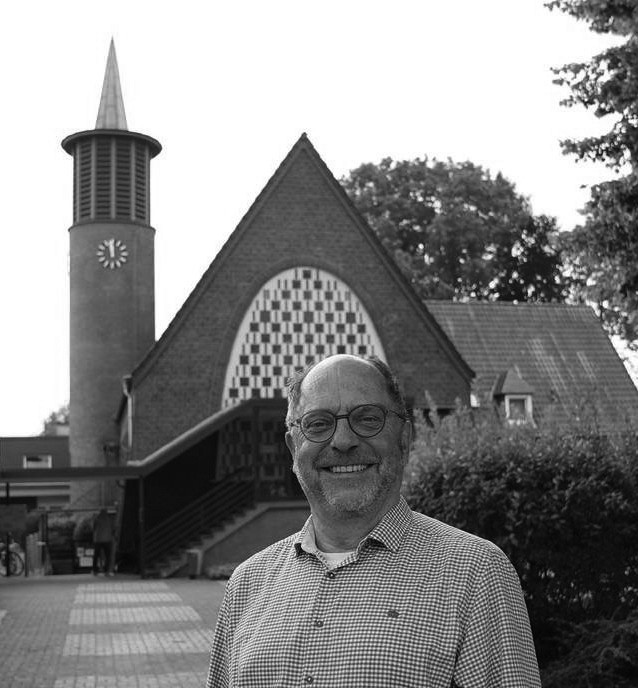 Pfarrer Martin Gres vor der Evangelischen Kirche Moers-Scherpenberg.