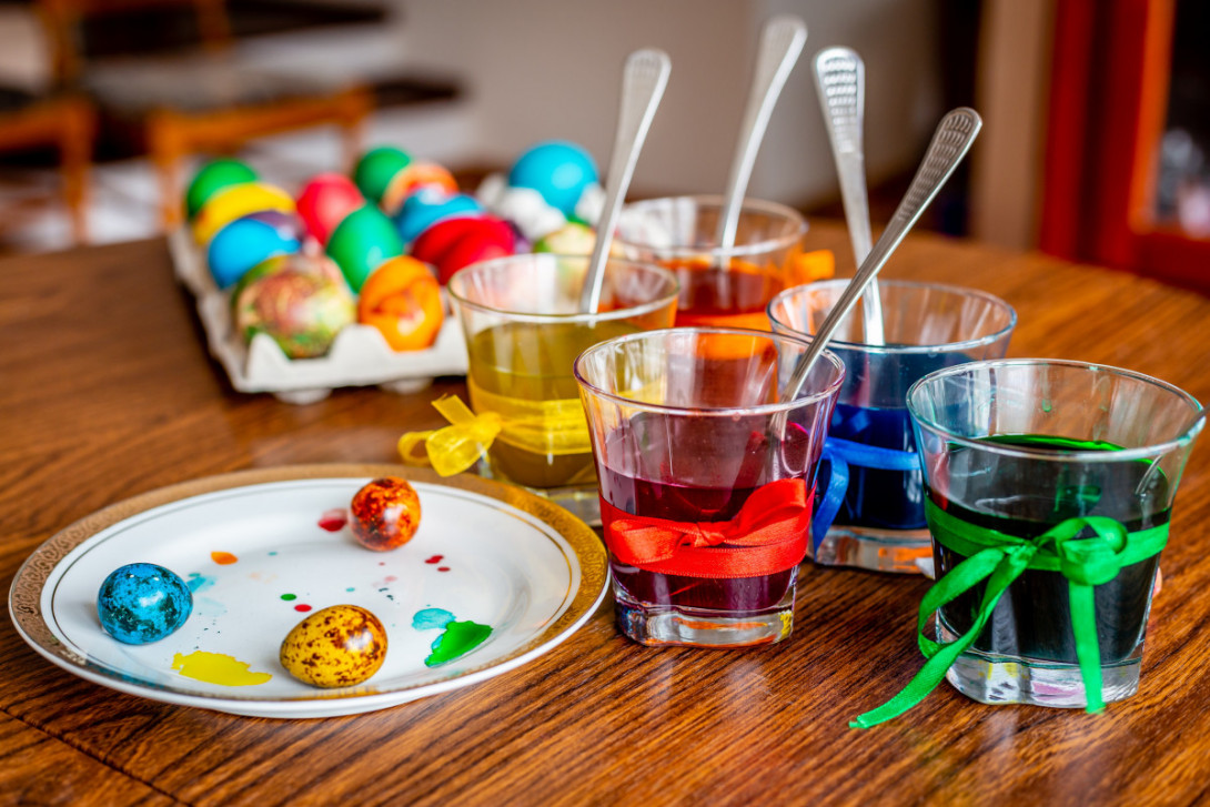 Gläser mit verschiedenen Farben und gefärbte Eier
