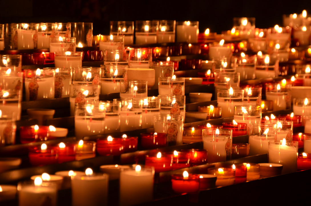viele kleine Trauerkerzen bilden ein Kerzenmeer